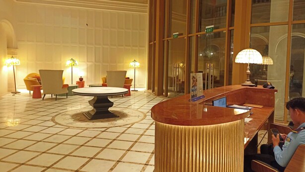 A lobby with a reception desk, a round table, and several chairs. - 2 Bedrooms Apartment In Sunset Town (Phu Quoc)