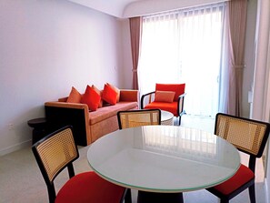 公寓, 陽台, 城市景觀 | 起居區 | 32-吋智慧型電視、數位頻道、Netflix、串流服務