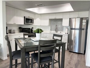 Fridge, microwave, oven, dishwasher - Sunsets, Seafood, and Serenity | Pet+Boat Friendly (Englewood)