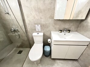 Douche, sèche-cheveux, serviettes fournies