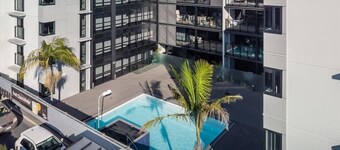 Stylish Central Escape | Walk to Beach & Cafés