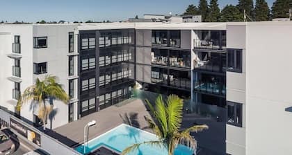 Stylish Central Escape | Walk to Beach & Cafés