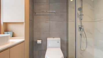 Deluxe Apartment | Bathroom | Shower, towels, toilet paper