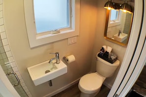 Douche, sèche-cheveux, serviettes fournies, savon