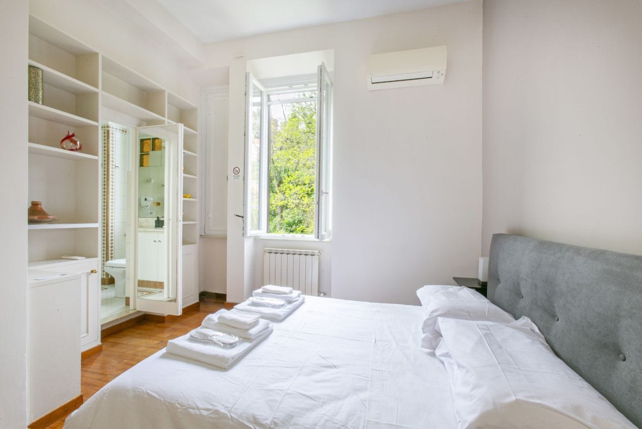 3 habitaciones, escritorio y tabla de planchar con plancha 