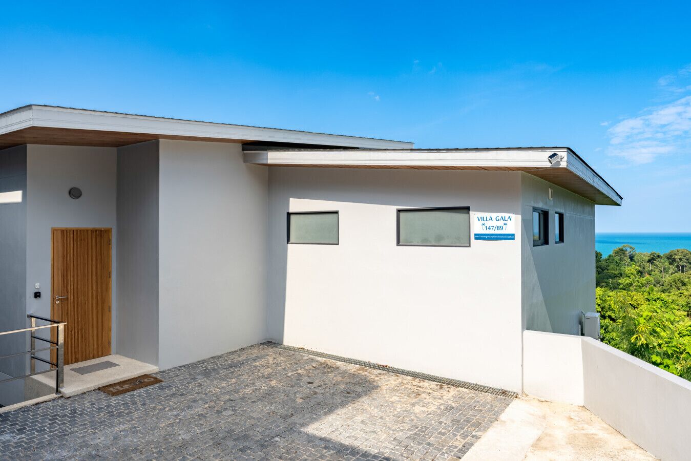 Une villa moderne avec une plaque indiquant « VILLA GALA (147/89) ».