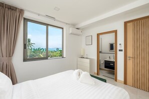 3 habitaciones, escritorio y tabla de planchar con plancha 