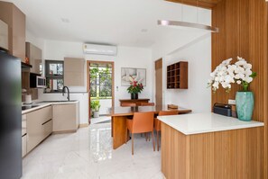 Refrigerador, microondas, placa de cocina, cafetera/tetera