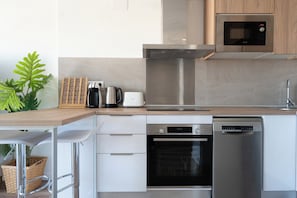 Réfrigérateur, micro-ondes, four, plaque de cuisson