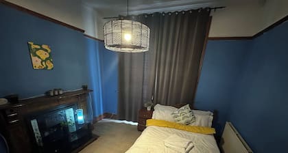 Spacious House- Parking, Garden & Central Location
