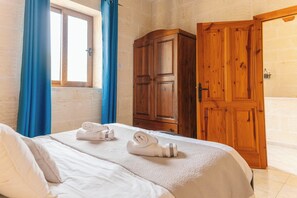 3 chambres, fer et planche à repasser, Wi-Fi, draps fournis