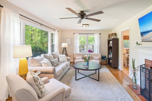 Bright, Cozy, and Just Minutes to the Best of Raleigh