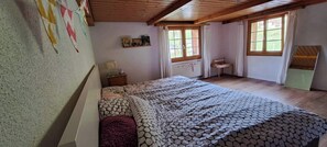3 bedrooms, iron/ironing board, WiFi, bed sheets - Alpine Chalet with Mountain Views & Tranquillity (Glarus Sud)