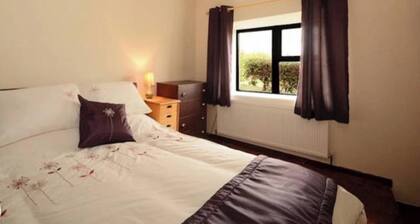 Sleep 6 Cottage -PetsOK, SelfCheck-In, FreeParking