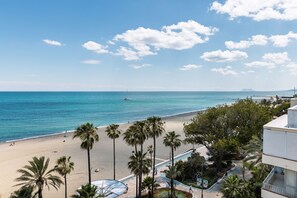 On the beach - Estepona Promenade Beachfront Apartment (Estepona)