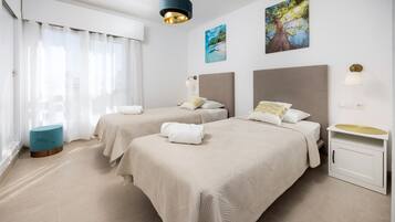 3 slaapkamers, een strijkplank/strijkijzer, reisbedje, gratis wifi