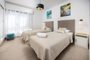 3 habitaciones, tabla de planchar con plancha y cuna de viaje 