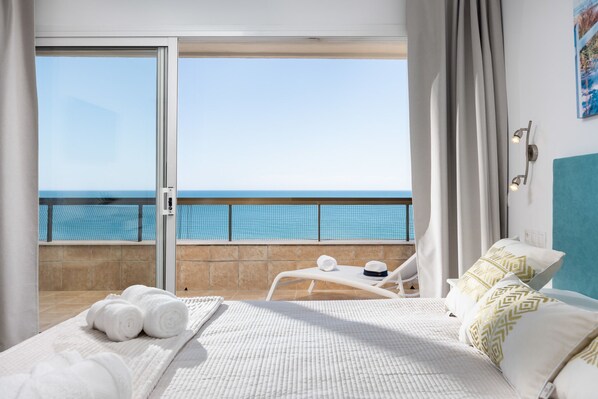 3 bedrooms, iron/ironing board, travel cot, free WiFi - Estepona Promenade Beachfront Apartment (Estepona)