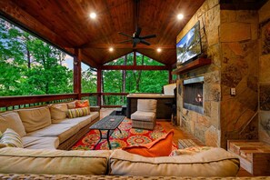 Smart TV, chimenea y futbolito 