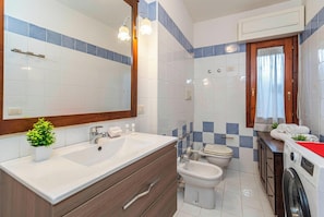 Doccia, asciugacapelli, bidet, asciugamani
