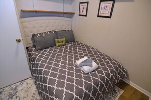 1 bedroom, desk, free WiFi, bed sheets