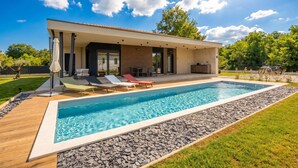 A modern house with a swimming pool, outdoor seating, and a patio. - Villa Gigi with private Pool, Višnjan, Croatia (Višnjan)