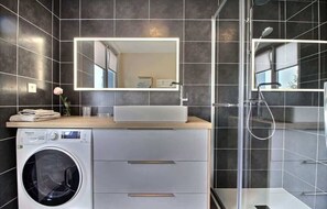Dusche, Haartrockner, Handtücher