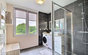 Shower, hair dryer, towels - La Maison Bleue - Comfortable appt Gr34 (Locmaria-Plouzané)