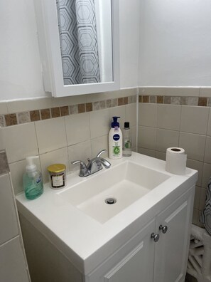 提供毛巾、番梘、廁紙