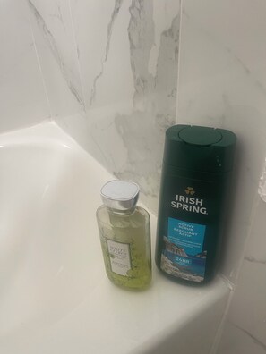 Toallas, jabón y papel higiénico