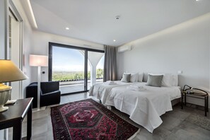 5 chambres, coffre-fort, bureau, fer et planche à repasser