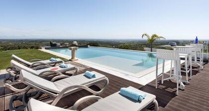 Un refuge de luxe avec vue et piscine à débordement