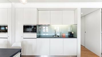 Wasserkocher mit Kaffee-/Teezubehör, Kühlschrank, Mikrowelle