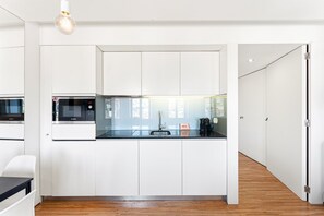 Fridge, microwave, dishwasher, coffee/tea maker - GuestReady - Cathedral Design Apartments - Ribeira (Porto)