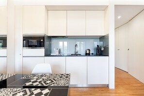 Réfrigérateur, micro-ondes, lave-vaisselle, cafetière/bouilloire