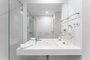 Een douche, een haardroger, handdoeken, zeep
