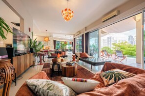 65-Zoll-Smart-TV mit Digitalempfang, Tischfußball