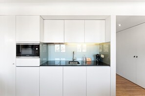 Réfrigérateur, micro-ondes, lave-vaisselle, cafetière/bouilloire