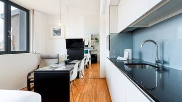 Réfrigérateur, micro-ondes, lave-vaisselle, cafetiÚre/bouilloire