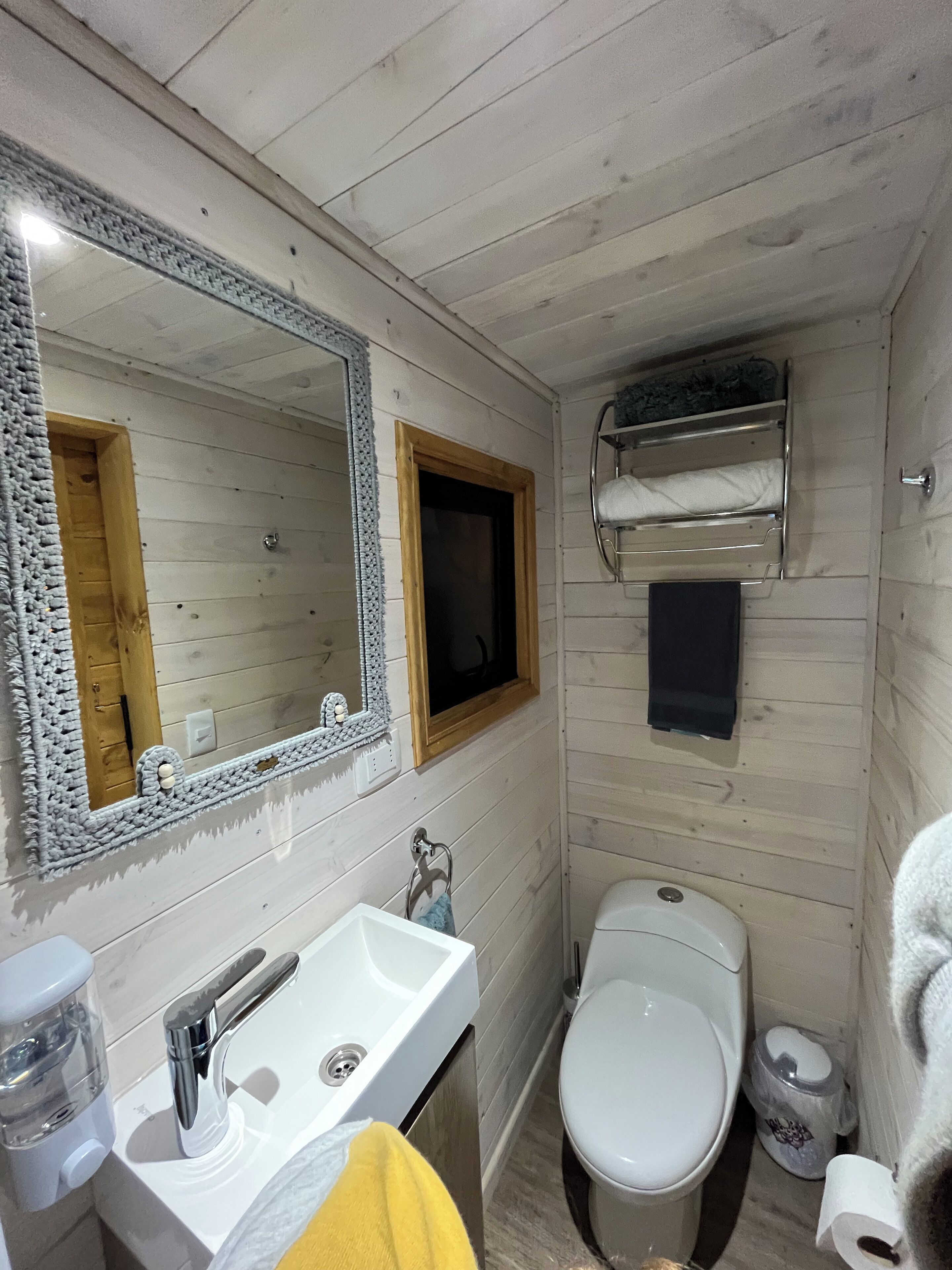 Studio, pemandangan laut, menghadap laut | Kamar mandi | Shower, pengering rambut, handuk, dan sabun