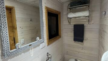 Studio, pemandangan laut, menghadap laut | Kamar mandi | Shower, pengering rambut, handuk, dan sabun