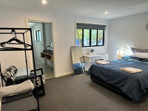 3 bedrooms, iron/ironing board, WiFi, bed sheets - Family Home for the Holidays (Wanniassa)