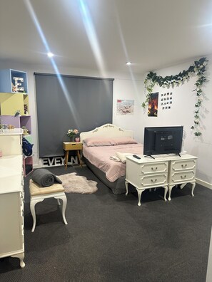 3 bedrooms, iron/ironing board, WiFi, bed sheets - Family Home for the Holidays (Wanniassa)