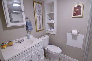 Shower, hair dryer, towels, soap - B-town Walk-up (Bloomington)
