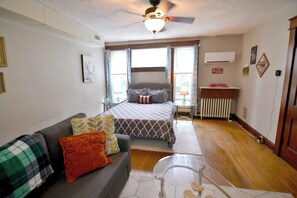 Desk, iron/ironing board, free WiFi, bed sheets - B-town Walk-up (Bloomington)