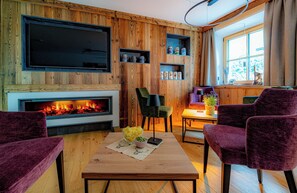 Interior - (3) Suite Rothirsch, 1st floor with balcony to the garden, 53 sqm (Reit im Winkl)