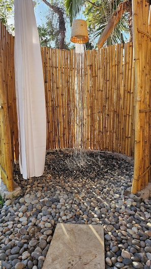 Superior-Villa, Klimaanlage, Buchtblick | Badezimmer | Dusche, Handtücher, Seife, Shampoo