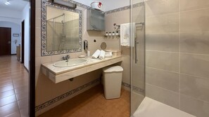 Douche, sèche-cheveux, serviettes fournies