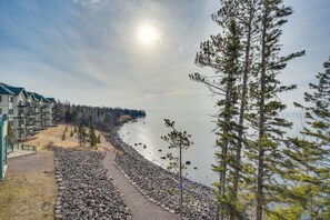 Beach nearby - Two Harbors Superior Lakefront 2BR | Pool | Hot Tub & Sauna | EV Charger (Two Harbors)