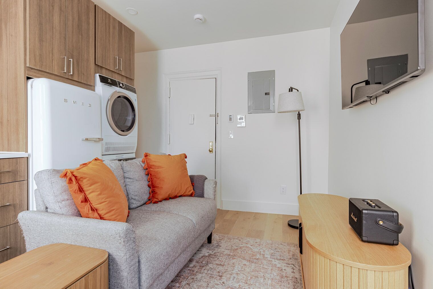 Een televisie en een stereo